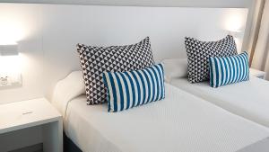 Postel nebo postele na pokoji v ubytování BLUESEA Lagos de Cesar