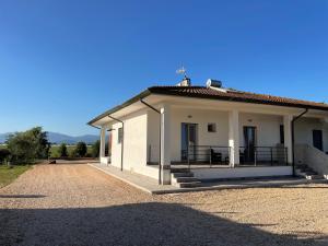 una piccola casa bianca su una strada sterrata di Capo dei Bufali Alloggio turistico a Terracina