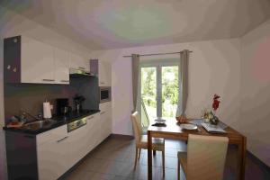A kitchen or kitchenette at Ferienwohnung Dackel