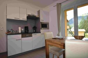 A kitchen or kitchenette at Ferienwohnung Dackel