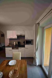 A kitchen or kitchenette at Ferienwohnung Dackel