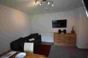 A television and/or entertainment centre at Ferienwohnung Dackel