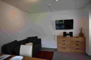 A television and/or entertainment centre at Ferienwohnung Dackel