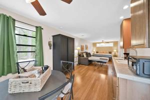 Η κουζίνα ή μικρή κουζίνα στο The Inn at Shasta Lake