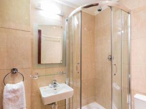 W łazience znajduje się umywalka i prysznic. w obiekcie Notting Hill Gate Hotel w Londynie
