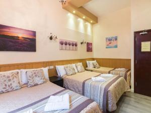 Postel nebo postele na pokoji v ubytování Notting Hill Gate Hotel