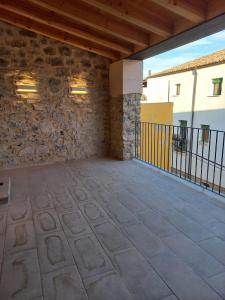 Habitación con pared de piedra y balcón. en Cal Vallverdú 2D en Preixana