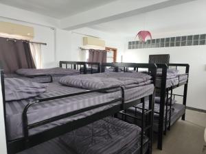 מיטה או מיטות קומותיים בחדר ב-CHILCHILL Elite Residences BKK2