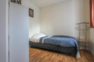 una piccola camera da letto con un letto ad angolo di KG - Vakantiewoning 11 a Opperdoes Altre 3 foto