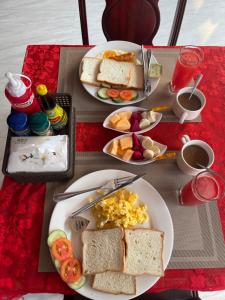 een tafel met borden eten en broodjes erop bij PhaiLin Hotel in Luang Prabang