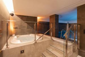 łazienka z wanną i schodami w obiekcie DoubleTree by Hilton Wroclaw we Wrocławiu