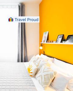 - une chambre dotée d'un lit avec un mur jaune dans l'établissement Luminoso appartamento vicino alle Cinque Terre (CITRA: 011015-LT-3028), à La Spezia