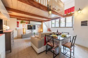 un soggiorno con un tavolo e un divano di Bartolommeo Scala Loft by Mmega a Firenze