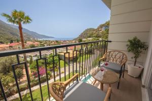 einen Balkon mit einem Tisch und Stühlen sowie Aussicht in der Unterkunft Morina Deluxe Hotel in Oludeniz