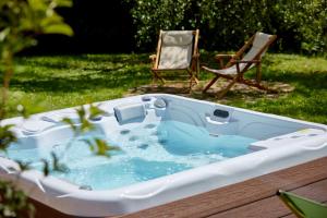 een hot tub in de tuin met een stoel bij Residenza alle Grazie in Riva del Garda