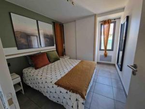 a bedroom with a bed and two windows at T2 Coeur village basque, avec terrasse, Artzamendi in Larressore