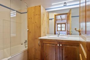 Kúpeľňa v ubytovaní Luderna - Apartamento con terraza Orri A3