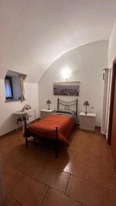 una camera con letto e piumone rosso di CaMé ad Alzano Lombardo