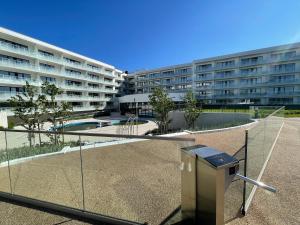 kompleks apartamentowy z koszem na śmieci przed budynkiem w obiekcie Klif Apartamenty Polanki Aqua A414 w Kołobrzegu