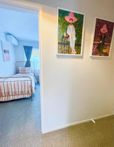 una camera con un letto e un dipinto su una parete di Aucktons house ad Auckland