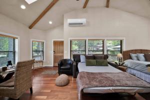 Χώρος καθιστικού στο The Inn at Shasta Lake