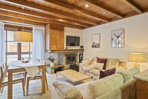 A television and/or entertainment centre at Luderna - Apartamento Val de Ruda A4 Montpius