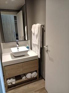 Emerald Upscale Studio in Maho-Walking distance to beach的一间浴室