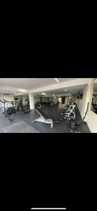 Emerald Upscale Studio in Maho-Walking distance to beach的健身中心和/或健身设施