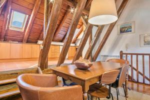 - une salle à manger avec une table et des chaises en bois dans l'établissement Luderna - Casa Coto Moreu, à Betrén