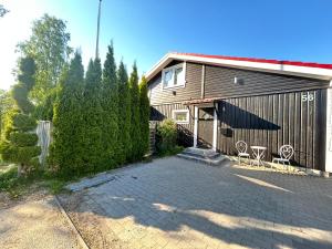 a house with a driveway and a building at Villa Anastazja in Vendelsö