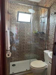 uma casa de banho com um chuveiro, um WC e um lavatório. em Suset Star II With Sea View na Calheta