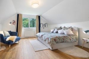 a bedroom with a bed and a chair and a window at Ferienwohnung in Lüneburg in Lüneburg