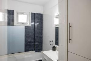 Ένα μπάνιο στο Luxurious Bright & Stylish 2BR with Office in Nicosia