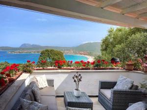 patio z widokiem na ocean i kwiaty w obiekcie Villa Khepri w mieście Porto Rotondo