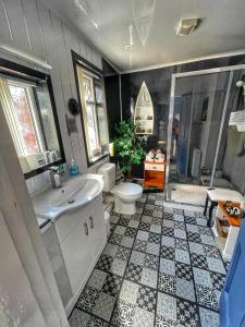 uma casa de banho com um lavatório, um WC e uma banheira em Atlanta Hotel em Scarborough