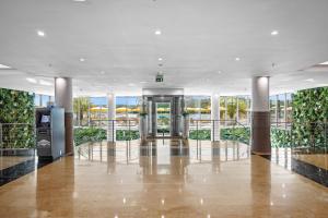 eine leere Lobby mit einer Drehtür in einem Gebäude in der Unterkunft Family Resort del Mar in Pula + 37 Fotos