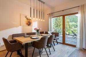 uma sala de jantar com mesa e cadeiras em Penthouse Bergseetraum mit 102 qm Dachterrasse em Walchsee