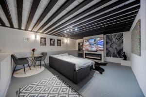 Μια τηλεόραση ή/και κέντρο ψυχαγωγίας στο Converted Cinema room into studio apartment