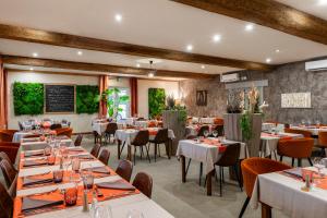 A restaurant or other place to eat at Hotel-Restaurant Saint Romain Logis