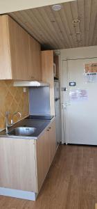 una cocina con fregadero y refrigerador en Vue Mer sur l'isthme plage à 2 min. Arrivée H24, en La Seyne-sur-Mer