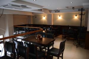 - un restaurant avec des tables et des chaises dans une salle dans l'établissement Hotel Treff, à Bitola