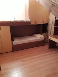 een kleine kamer met een stapelbed en een bureau bij Beach Villa in Golem in Golem