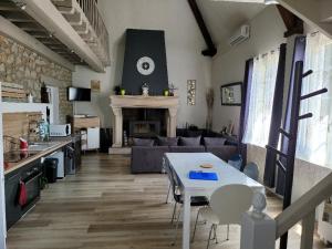 salon ze stołem i kominkiem w obiekcie Gîte 3* Piscine Spa entre ZOO BEAUVAL FUTUROSCOPE CHATEAUX LOIRE w mieście Sainte-Maure-de-Touraine