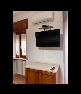 una camera con TV a schermo piatto a parete di RESIDENZA LAURIOLA a Rodi Garganico