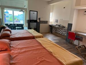 Voodi või voodid majutusasutuse NIRMAN HOMESTAY 5 minutes walk to beach toas