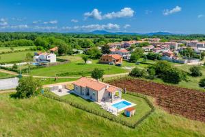 widok z lotu ptaka na dom z basenem w obiekcie Family holiday house with private pool and playground w mieście Barban