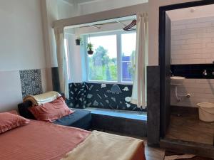 Voodi või voodid majutusasutuse NIRMAN HOMESTAY 5 minutes walk to beach toas