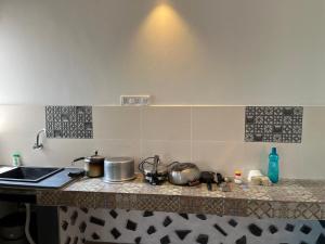 Köök või kööginurk majutusasutuses NIRMAN HOMESTAY 5 minutes walk to beach