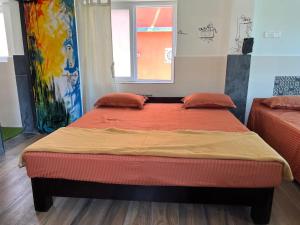 Voodi või voodid majutusasutuse NIRMAN HOMESTAY 5 minutes walk to beach toas