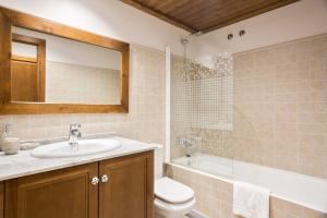 Koupelna v ubytování Luderna - Apartamento Val de Ruda B2 Pradets + 8 fotografií